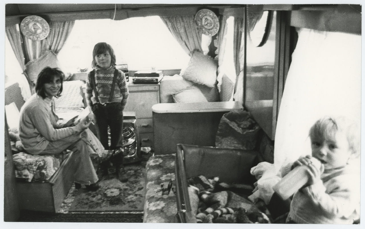 Jo Spence, Gypsies (inside a caravan), 1974