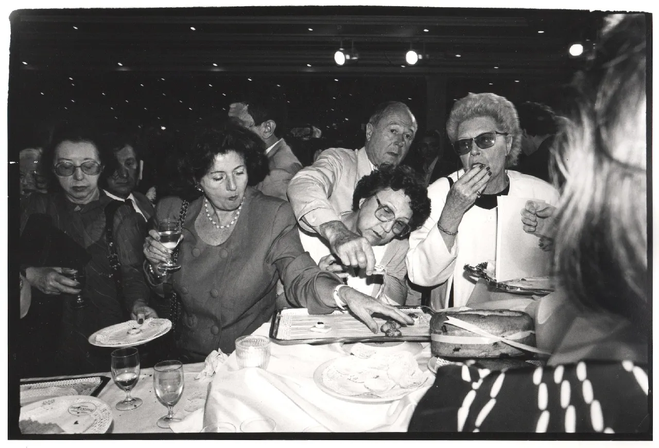 Dafydd Jones, Exhibition in a Box (La Pique Assiette...), 1991