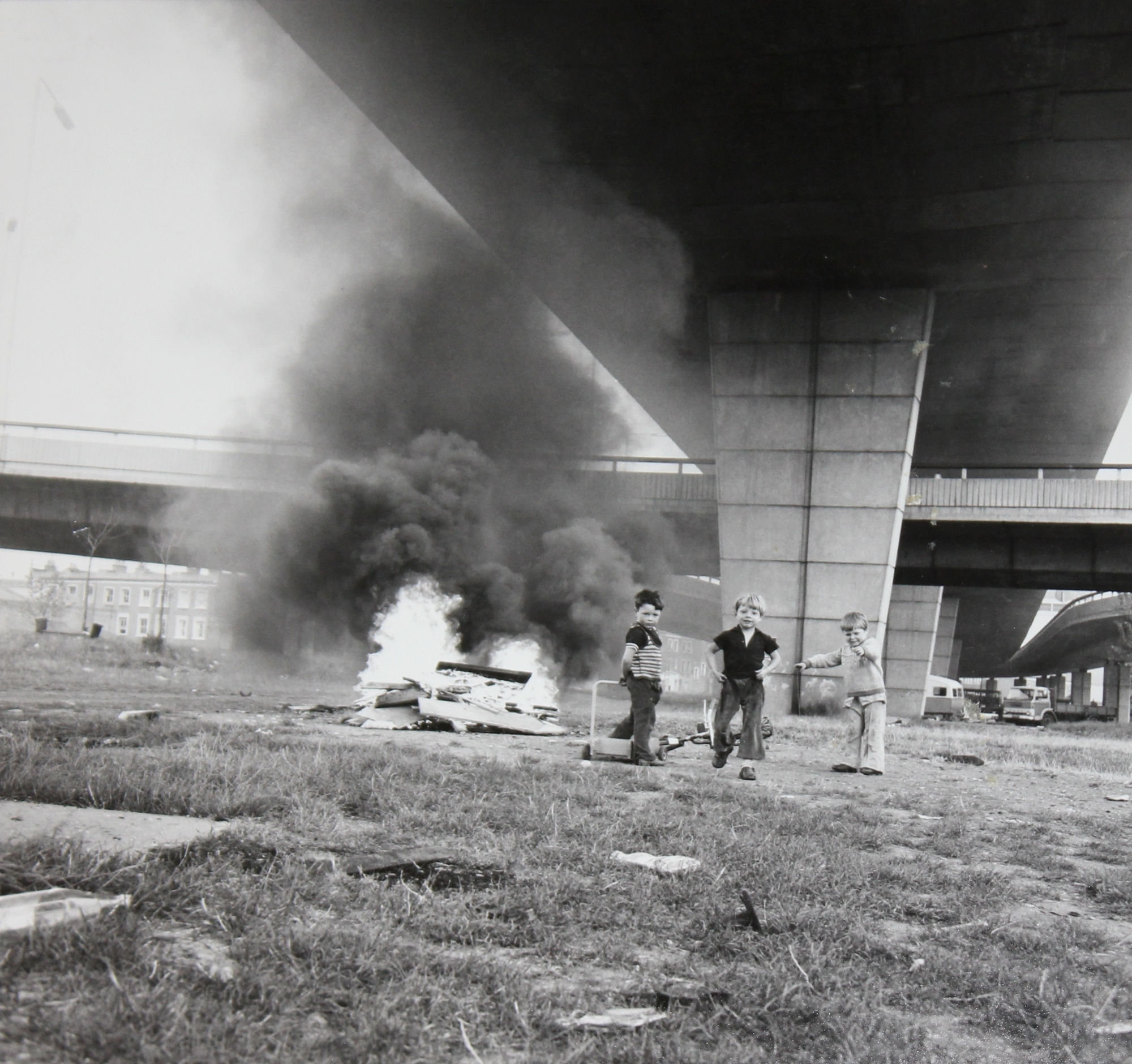 Jo Spence, Gypsies (kids with fire, Westway), 1974