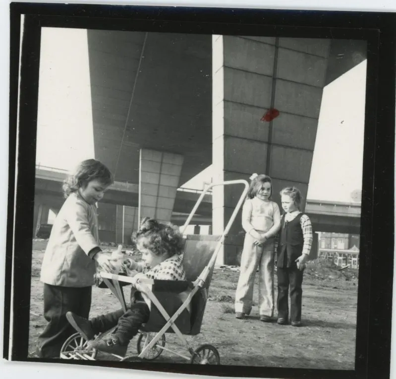 Jo Spence, Contact print - Gypsies (children, Westway), 1974
