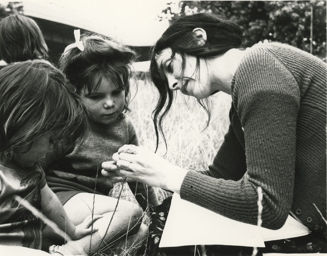 Jo Spence, Gypsies (woman and children knitting), 1974