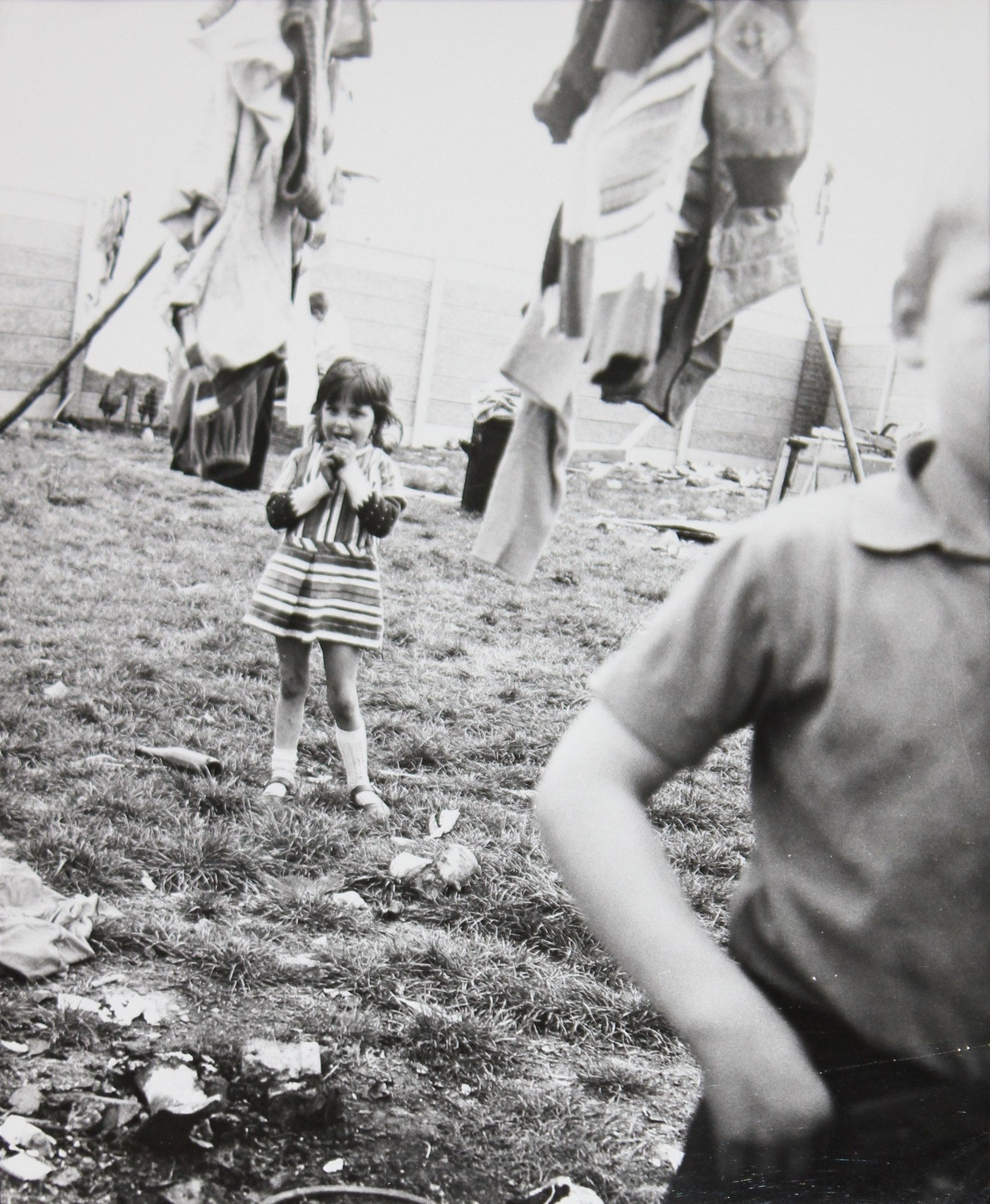 Jo Spence, Gypsies (kids and washing line), 1974