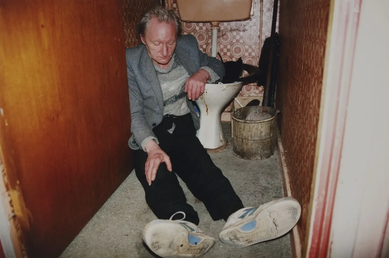 Richard Billingham, Untitled (RAL 32 from the series Rays a Laugh), 1994