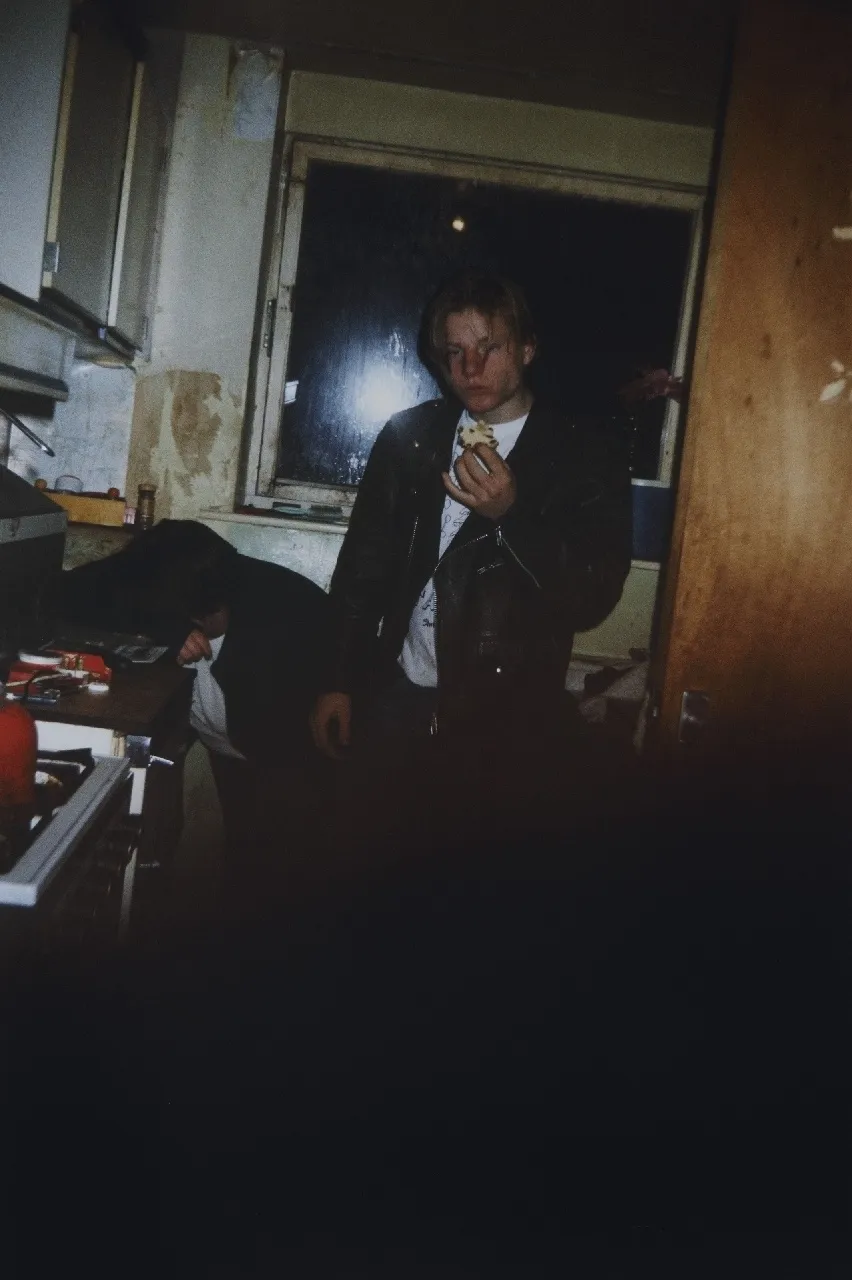 Richard Billingham, Untitled (RAL 29 from the sereis Rays a Laugh), 1994