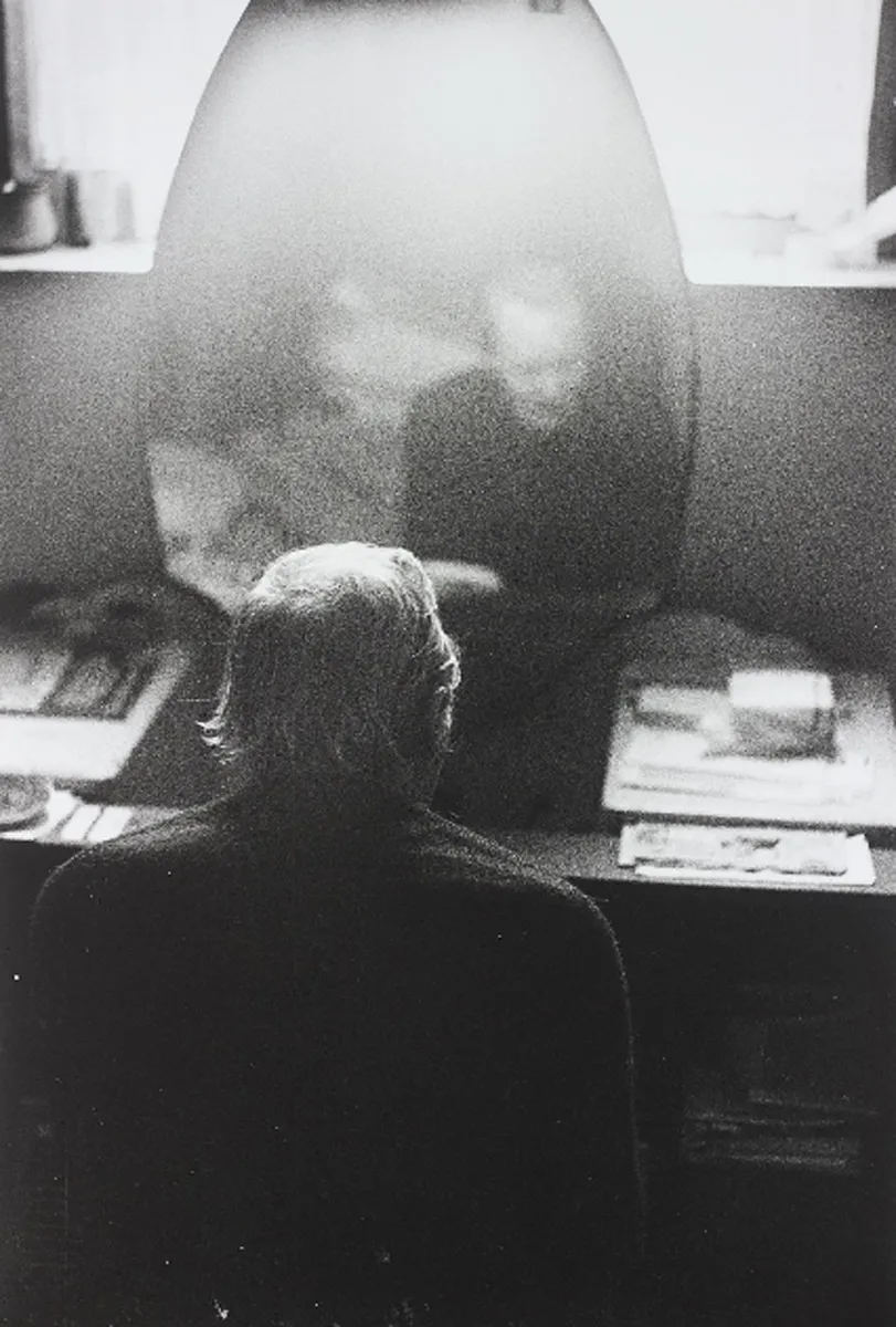 Richard Billingham, Untitled (from the series Ray's a laugh), 1990