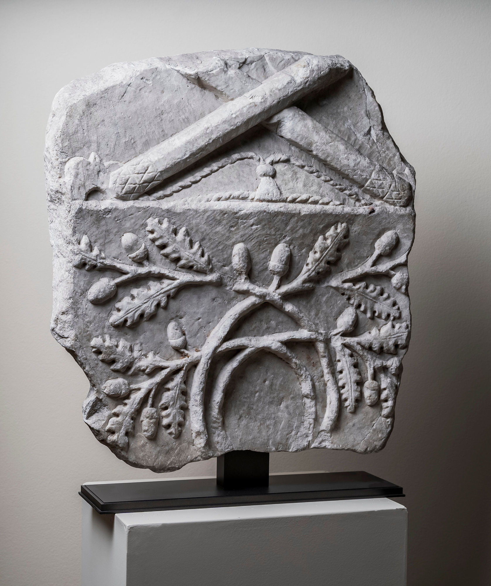 MARBLE RELIEF WITH COAT OF ARMS OF POPE SIXTUS IV DELLA ROVERE, 15th Century