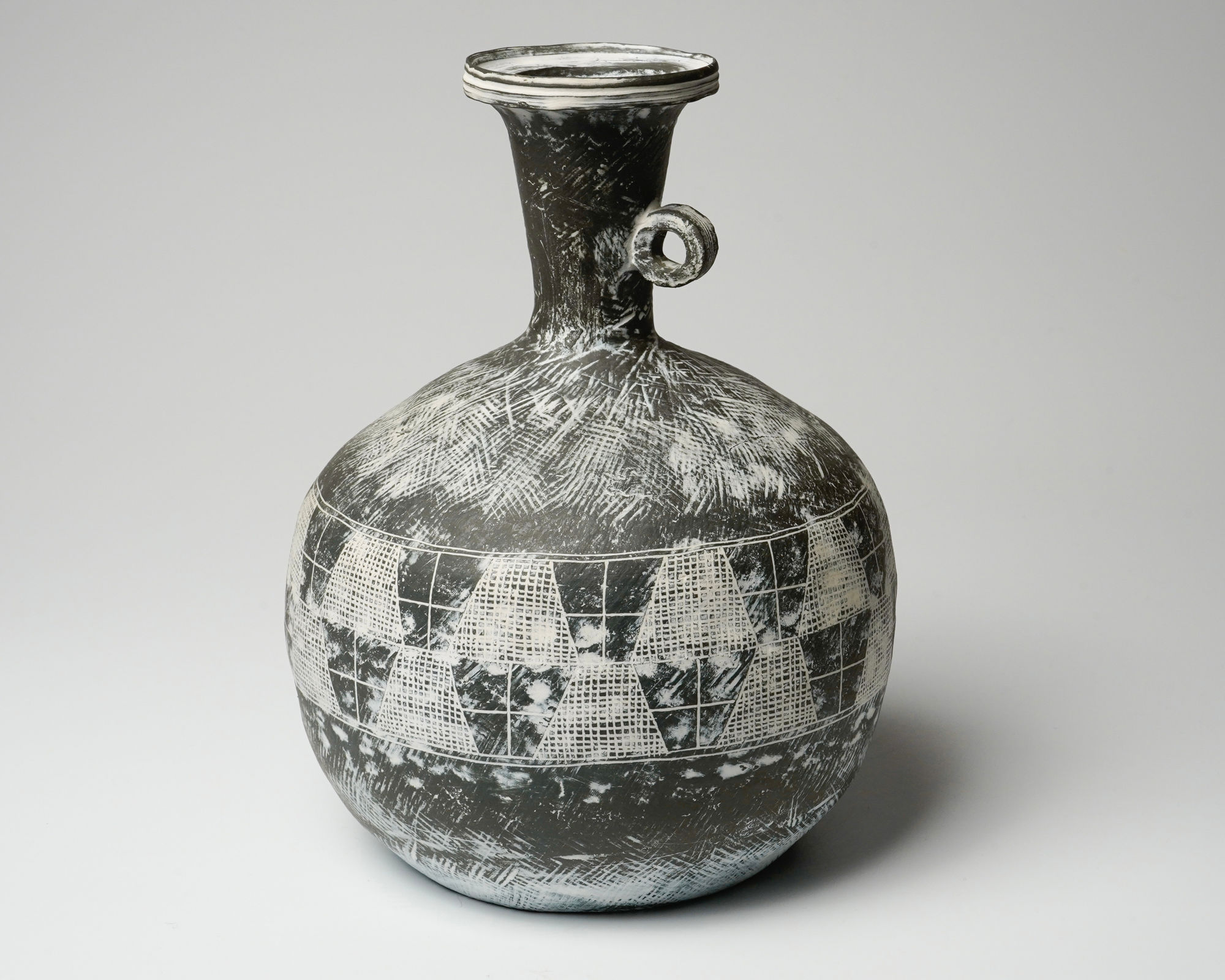 Yasuhara Kimei 安原喜明, Flower Vase with Handle 花挿 炻器線彫白泥象嵌文