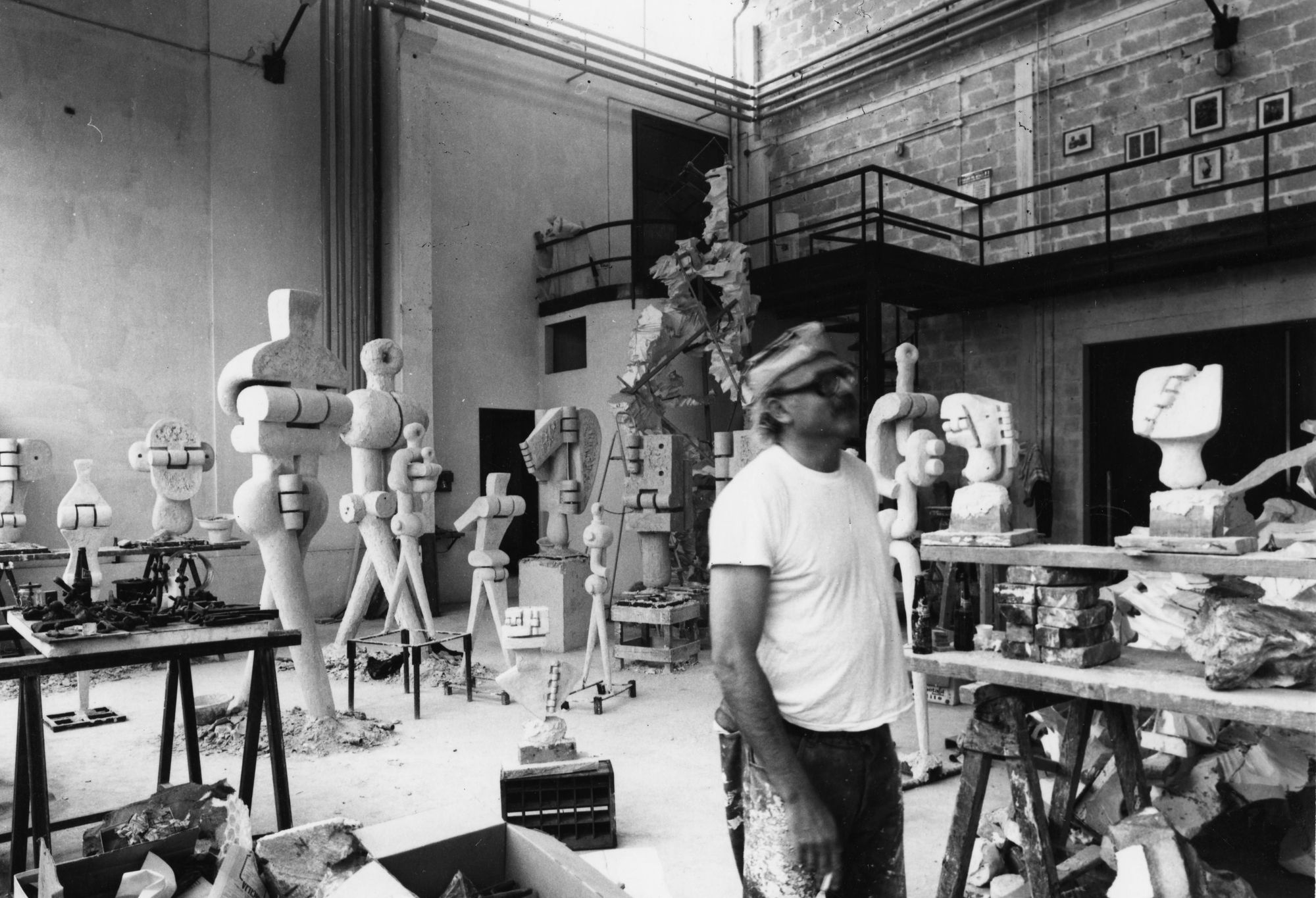 Sorel Etrog, Sorel Etrog at the Michelucci Foundry, 1976