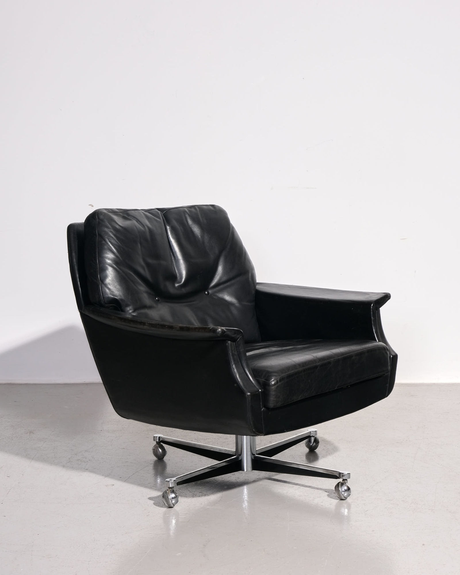 Möbel Mann, Swivel Base Armchair