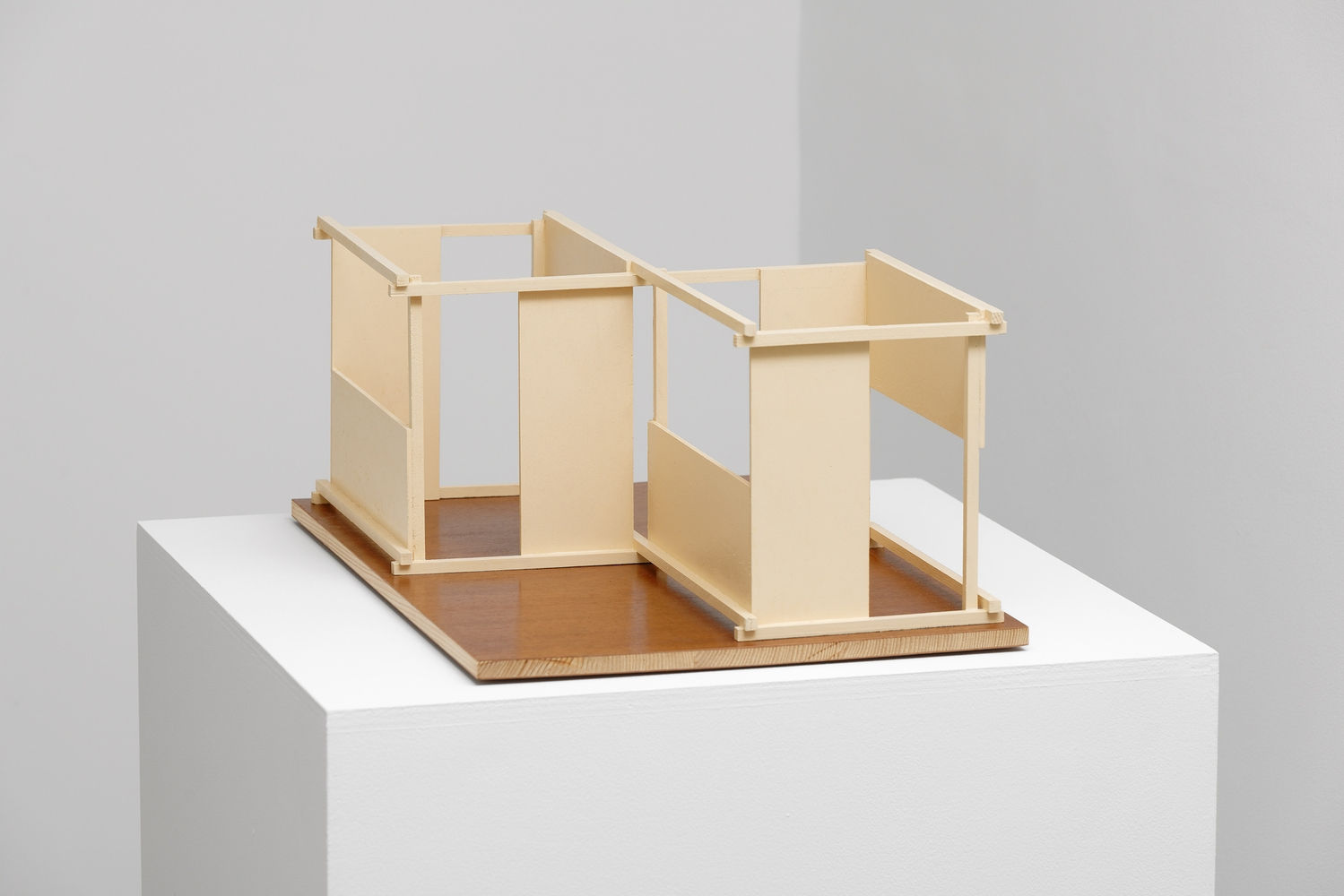 Vaclav Pozarek Model Halloffer - Pavillon Sculpture Bois peint 37 x 53 x 22,5 cm 14.57 x 20.87 x 8.66 in
