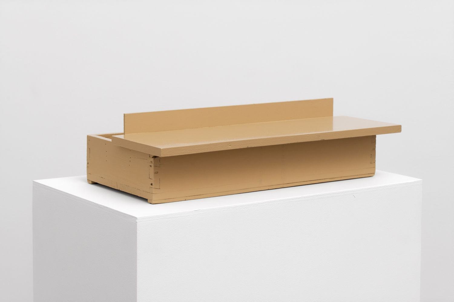 Vaclav Pozarek Little box Bois peint 15 x 30,5 x 51,5 cm 5.91 x 11.81 x 20.08 in