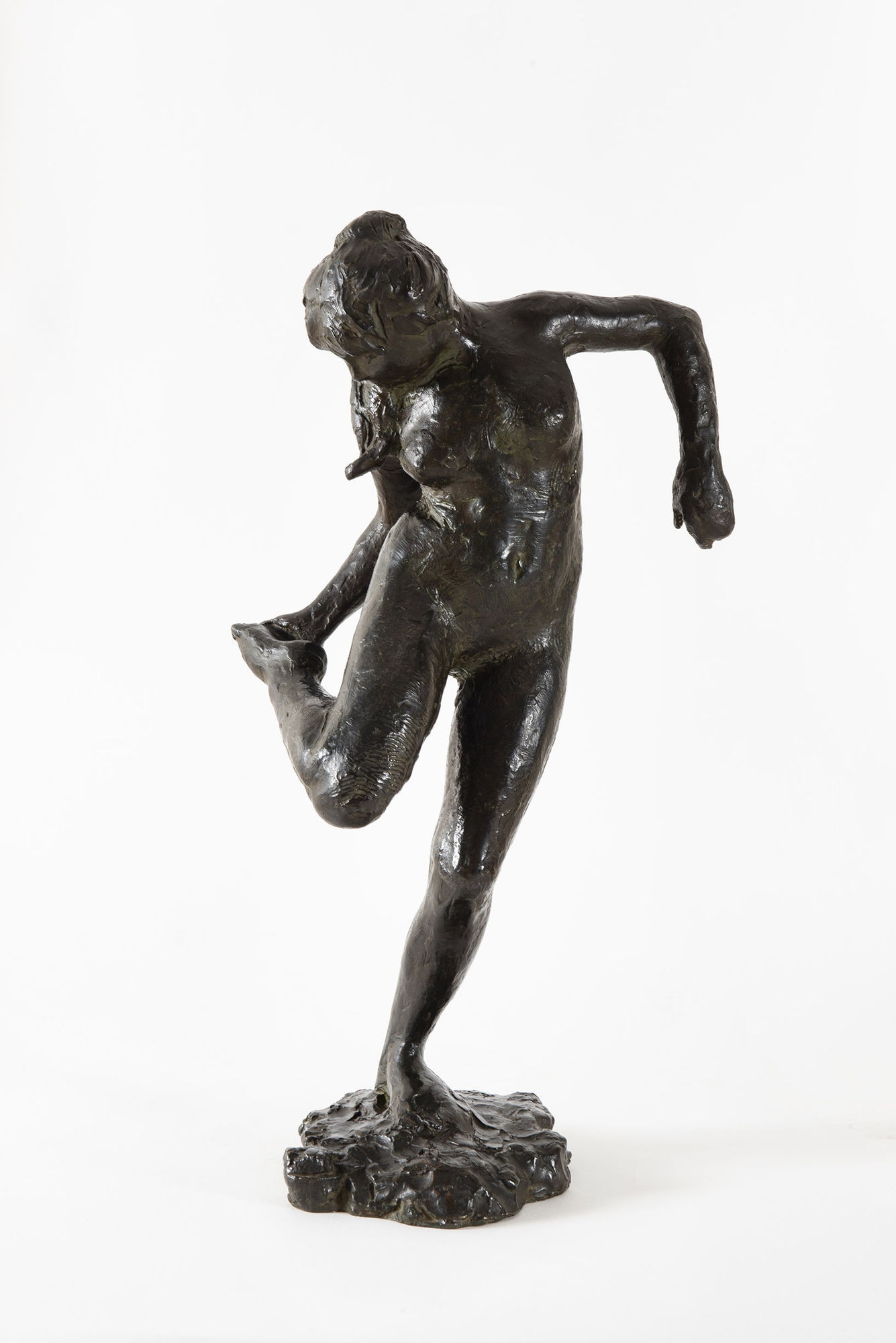 EDGAR DEGAS, Danseuse regardant la plante de son pied droit, première étude