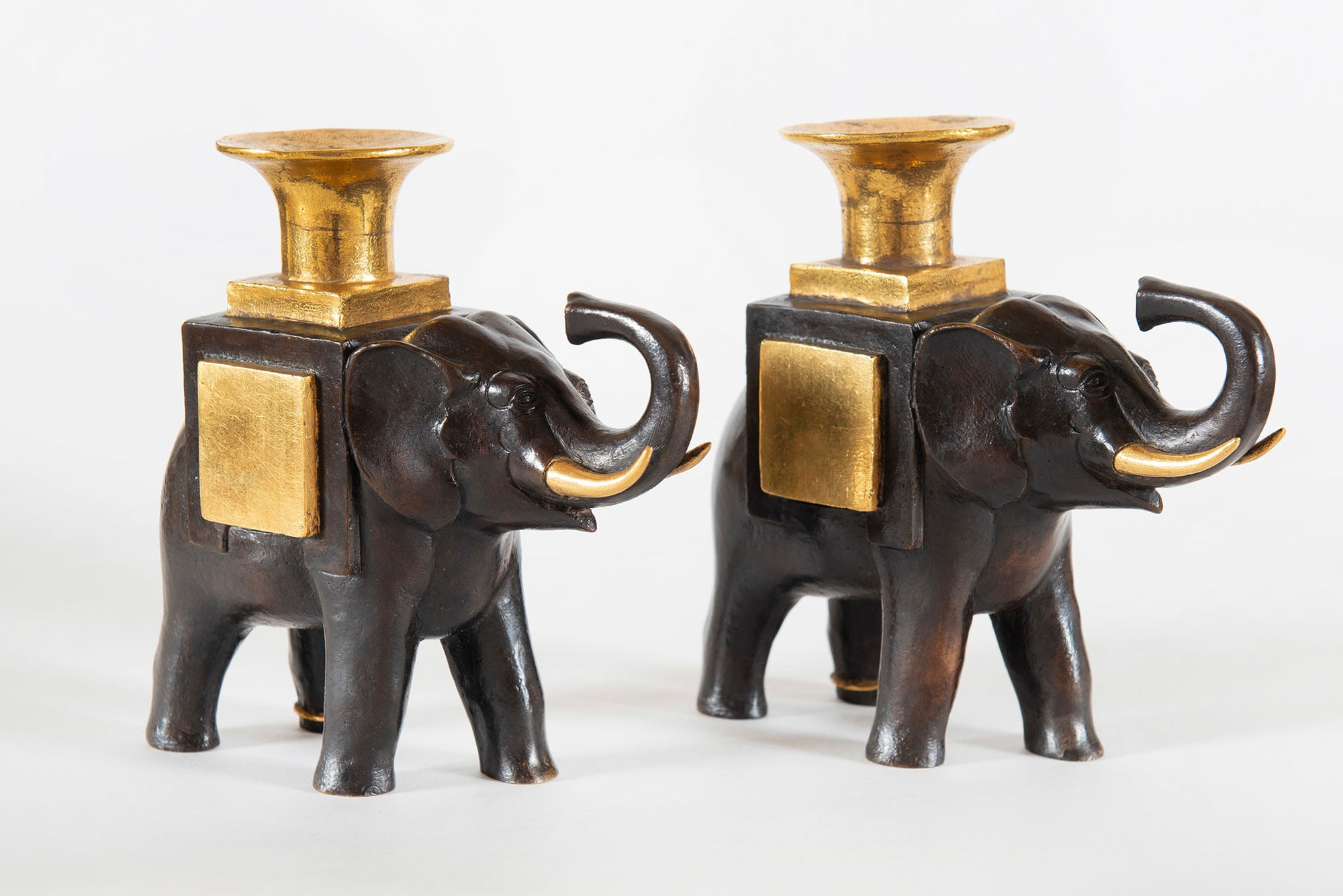 FRANÇOIS-XAVIER LALANNE, Paire de bougeoirs éléphants, éléphants lumineux, Ce premier modèle de bougeoirs éléphants fut créé en 1985