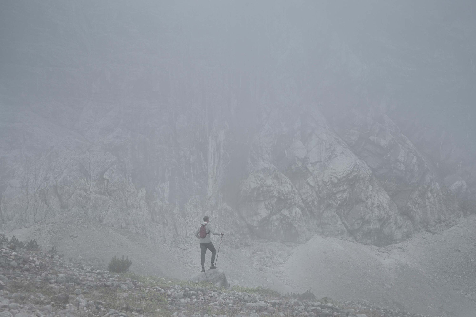 Erwin Olaf, Vor der Felswand, Selbporträt, 2020