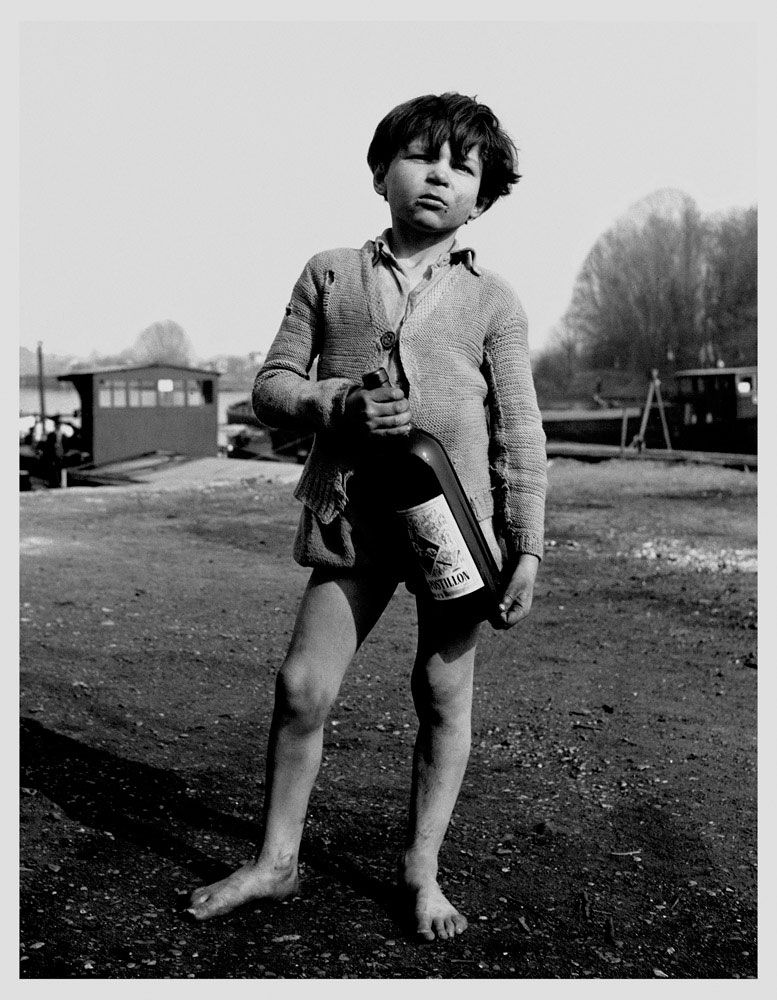 Sabine Weiss Enfant de marinier, Conflans-Saint-Honorine Tirage gélatino-argentique postérieur 24 x 30 cm Dim. papier: 30 x 40 cm