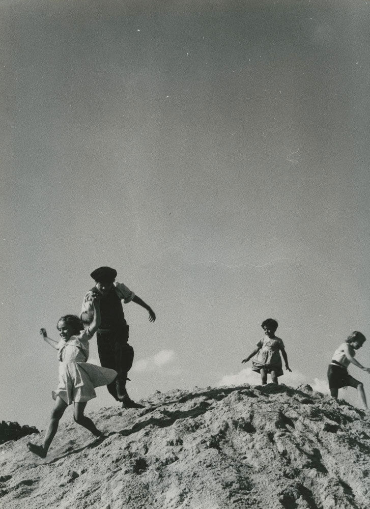 Sabine Weiss Quai de Javel, Paris Tirage gélatino-argentique postérieur 25 x 33 cm Dim. papier: 30 x 40 cm