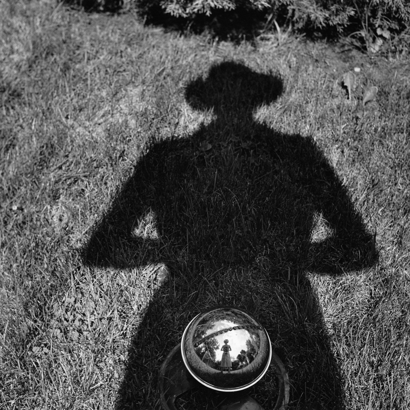 Vivian Maier Untitled, Self-portrait Tirage gélatino-argentique, posthume 30 x 30 cm Dim. papier: 40 x 50 cm
