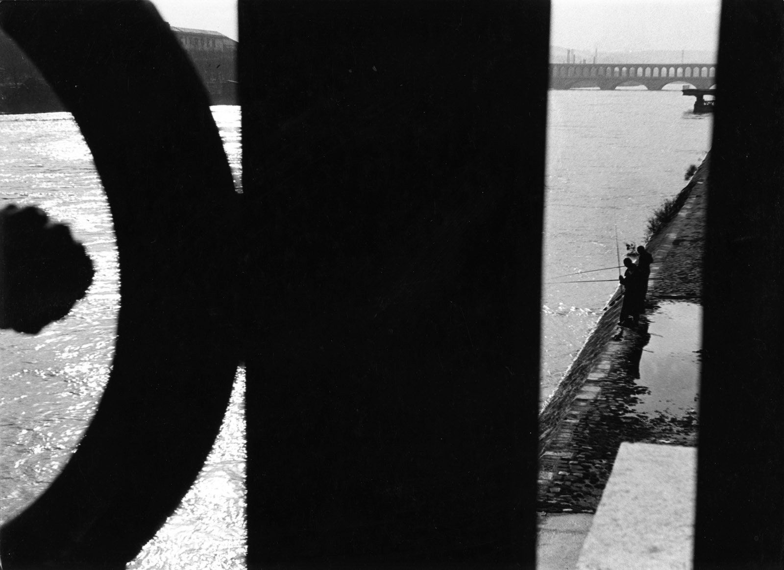 Sabine Weiss Bords de Seine, Paris Tirage gélatino-argentique d'époque réalisé par l'artiste 28,5 x 20,5 cm Dim. papier: 28,5 x 20,5 cm