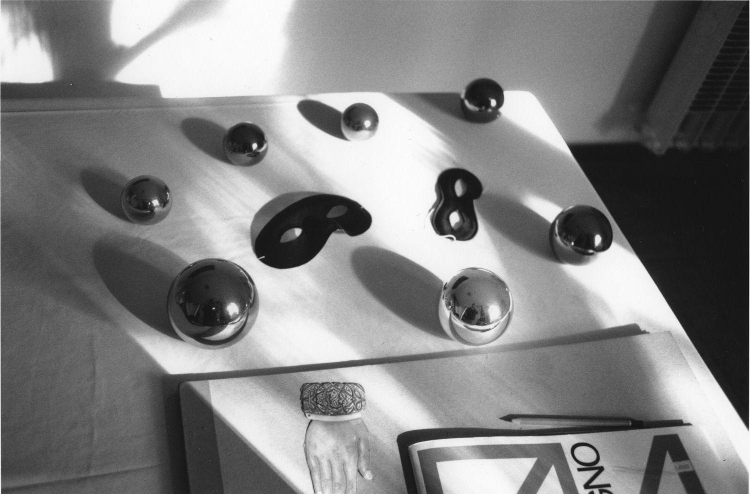 Hervé Guibert Boules - loups - carton à dessin Tirage gélatino-argentique d'époque 14,5 x 22 cm Dim. papier: 23,5 x 30 cm