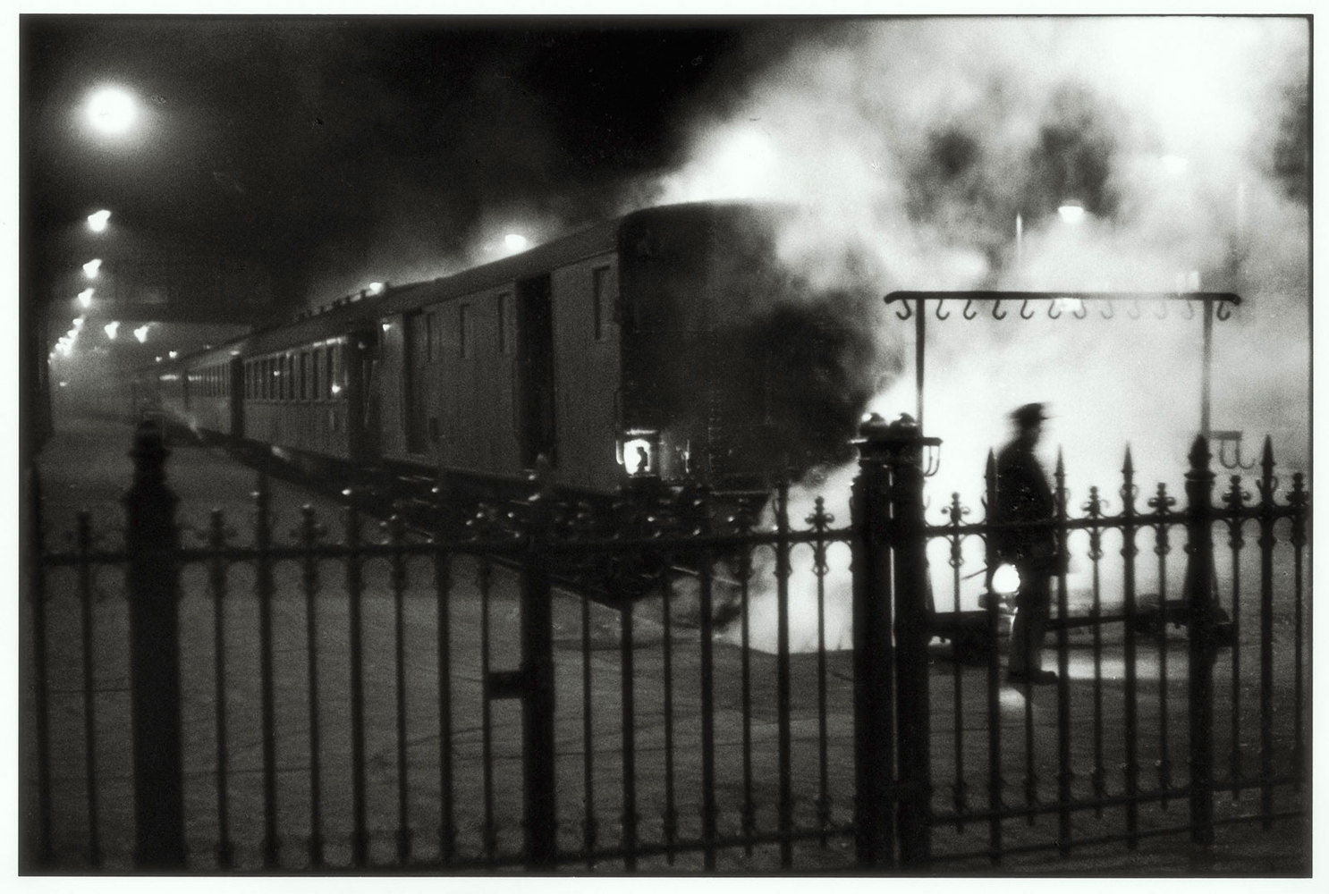 Sabine Weiss Gare Saint-Lazare, Paris Tirage gélatino-argentique postérieur 37,5 x 24,8 cm Dim. papier: 30 x 40 cm