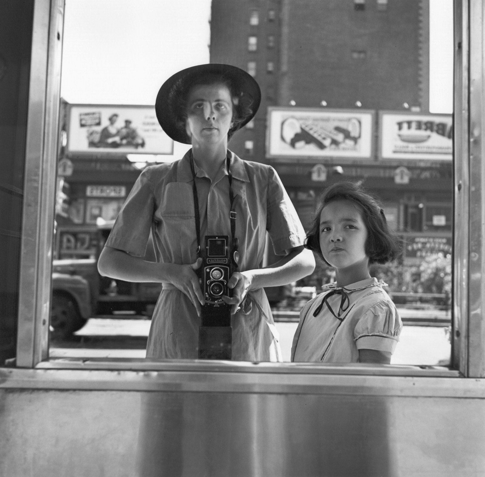Vivian Maier Untitled, Self-portrait Tirage gélatino-argentique, posthume 30 x 30 cm Dim. papier: 40 x 50 cm