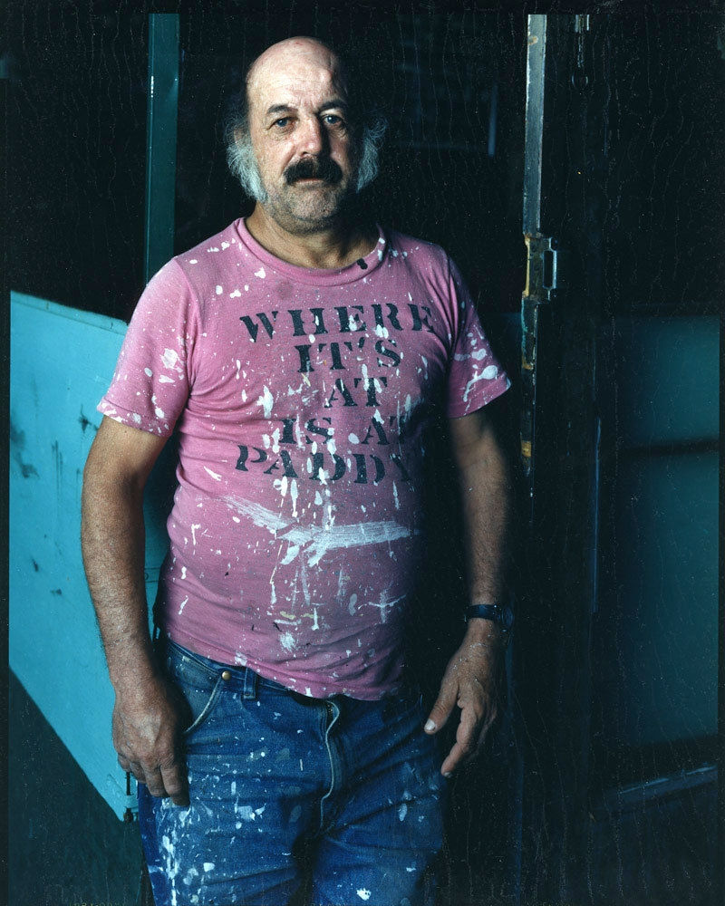 Bruce Wrighton Man in pink T-shirt (Where It's at is a Paddy's), painted splattered Tirage C-print d'époque 20 x 25 cm Dim. papier: 20 x 25 cm