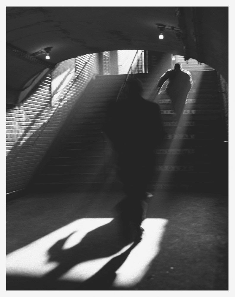 Sabine Weiss Sortie de métro, Paris Tirage gélatino-argentique postérieur 27 x 34,2 cm Dim. papier: 30 x 40 cm
