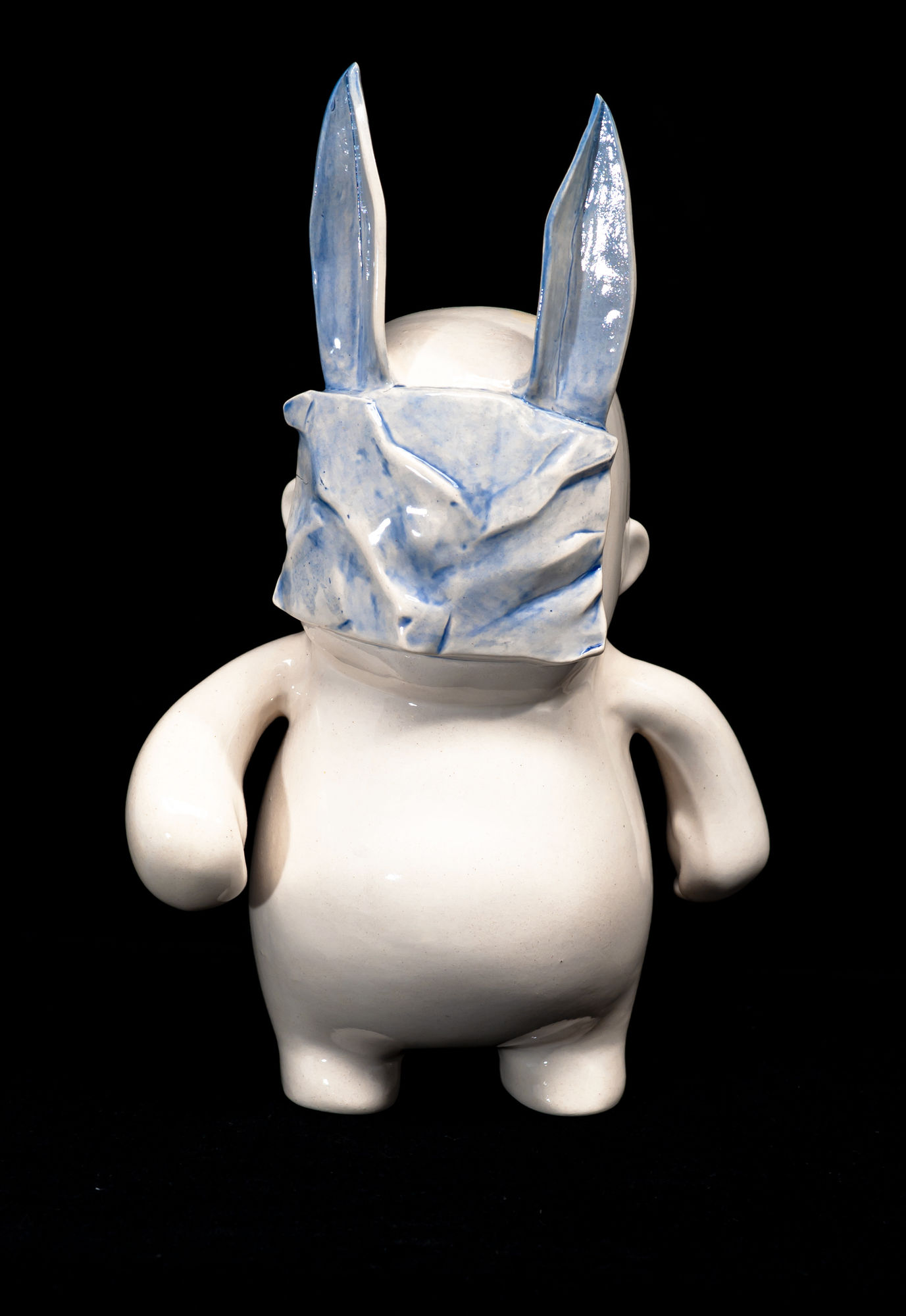 John Medina, "El frágil papel puede ser tan duro como una verdad" (Amuleto), 2025