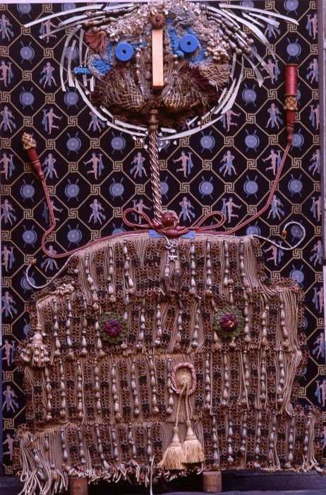 Enrico Baj Catherine de Montholon collage de passementerie et d'objets divers sur tapisserie 168 x 114 cm