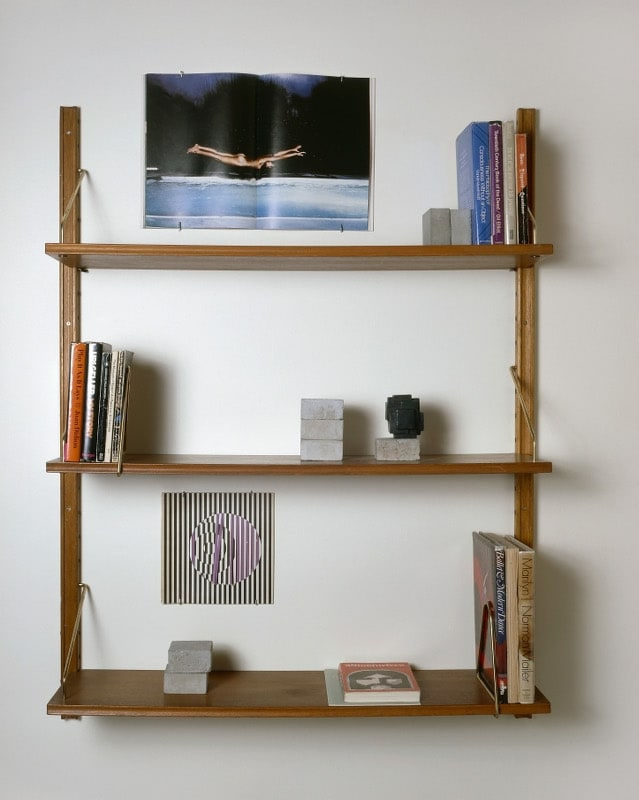 Carol Bove White women étagères en bois et métal, livres, objets en bronze et ciment 112 x 81 x 25 cm 8 7/8 by 6 7/8 in.