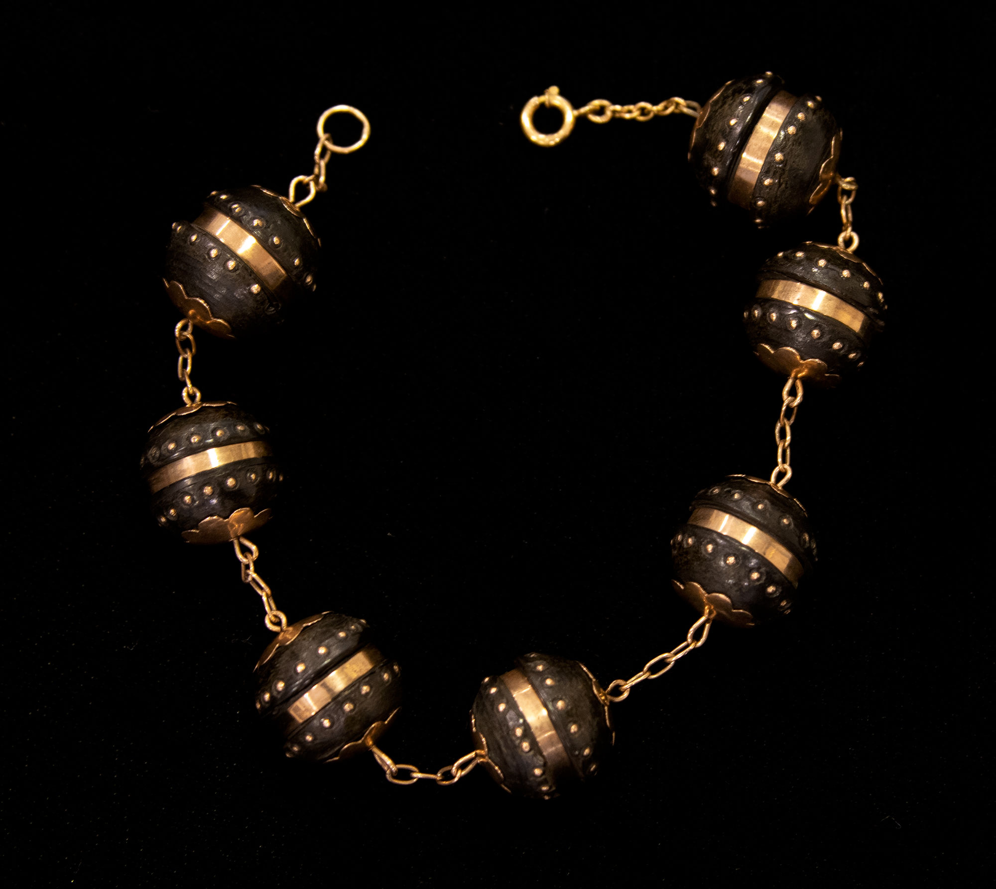 Bijoux, Bracelet de perles torsadées en bois foncé et or, fin XIXe / début XXe siècle