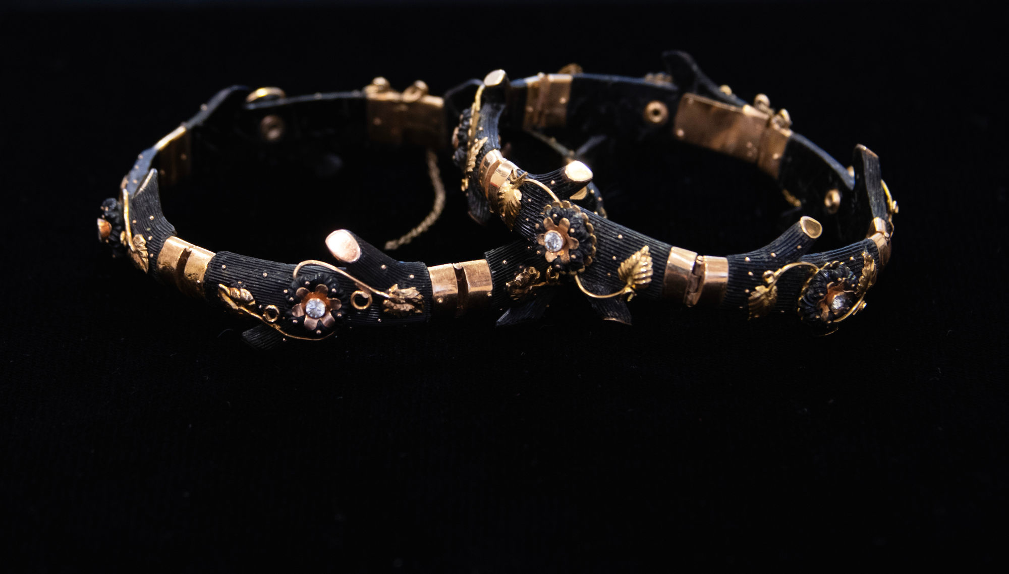 Bijoux, Paire de bracelets en coco et or, XIXe siècle