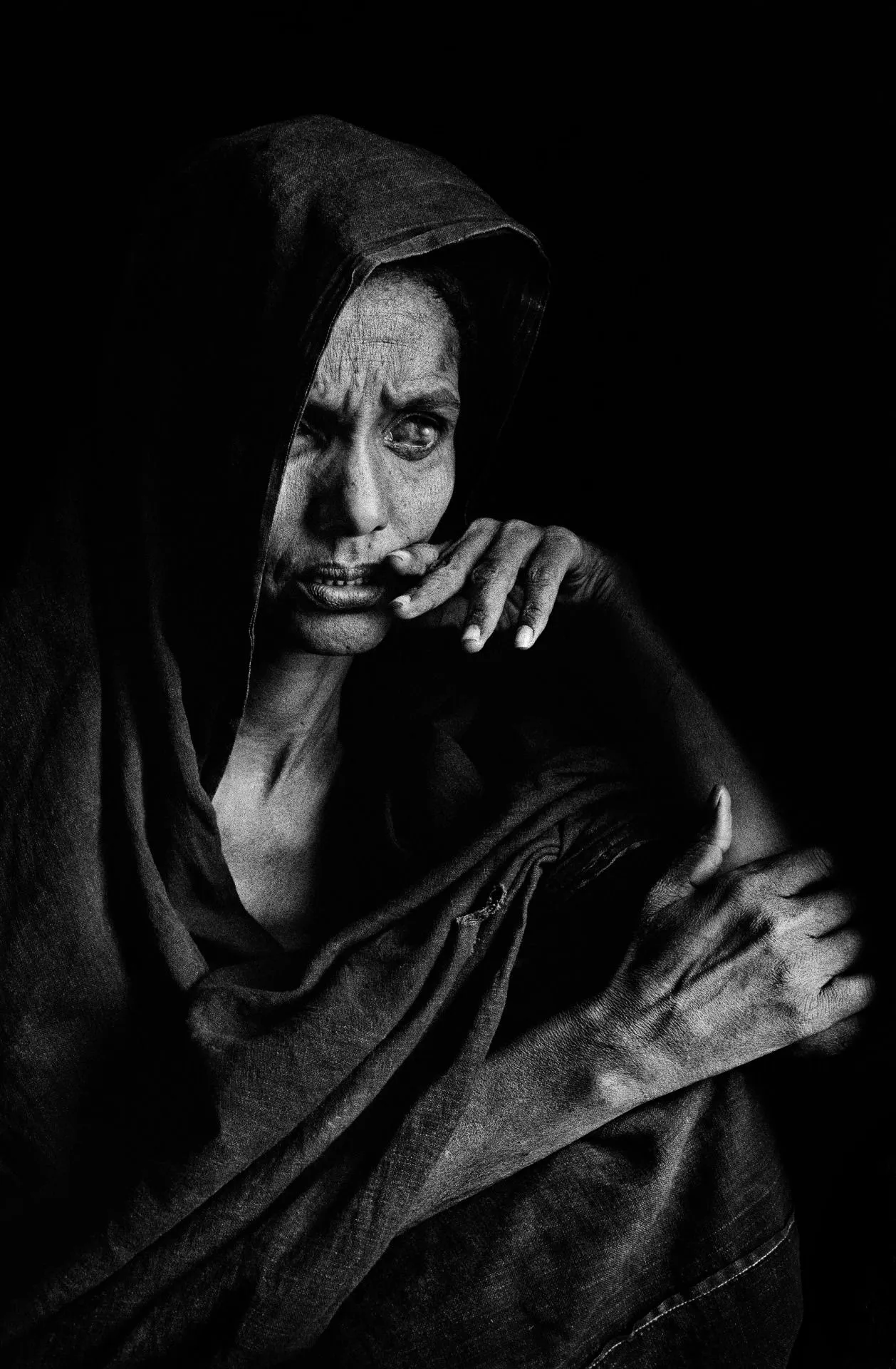 Sebastião Salgado, Blinded by sandstorms and chronic eye infections, this woman is waiting for food distribution, Goundam region, Mali, 1985