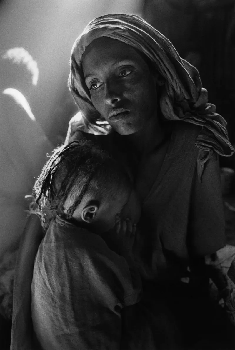 Sebastião Salgado, Children's Ward in the Korem Refugee Camp, Ethiopia [mother & child], 1984/Printed 2006