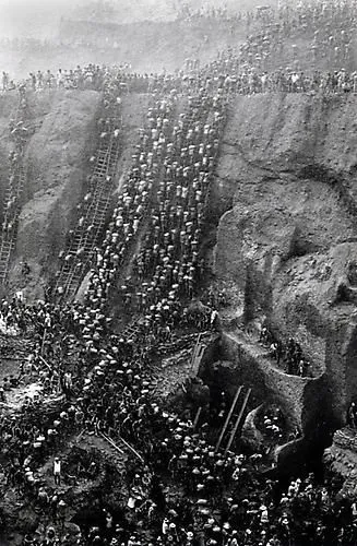Sebastião Salgado, Gold mine, Serra Pelada, Brazil [Figure Eight], 1986