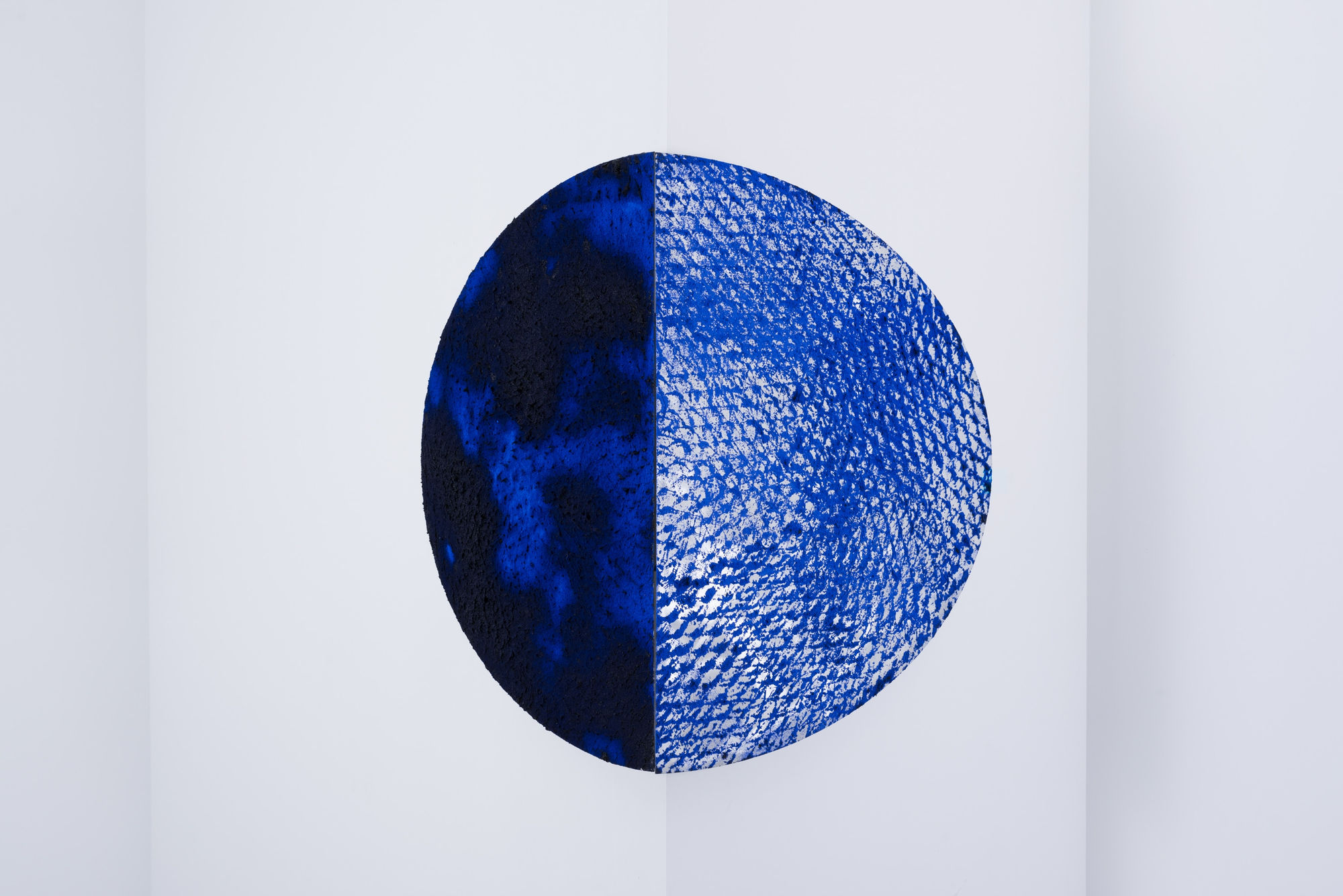 Clemens Wolf, Expanded Metal Pigment Corner Painting (Tondo), 2019