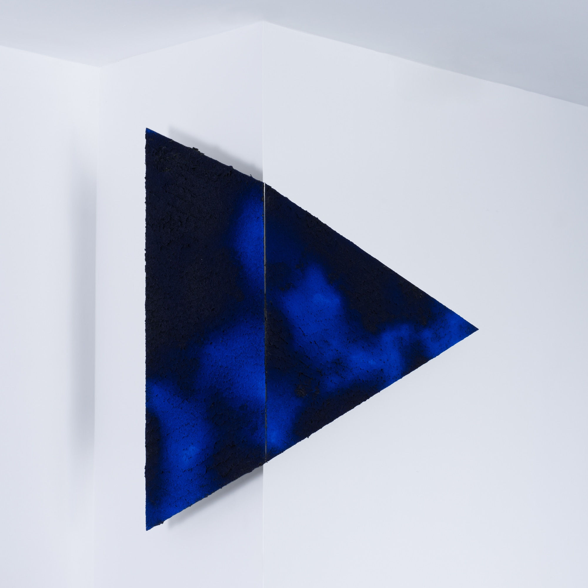 Clemens Wolf, Expanded Metal Pigment Corner Painting (Tondo), 2019