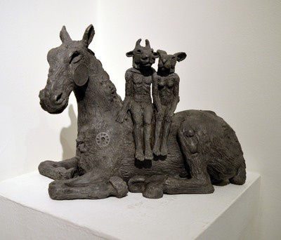 Sophie Ryder, Reclining horse with lovers, 2016