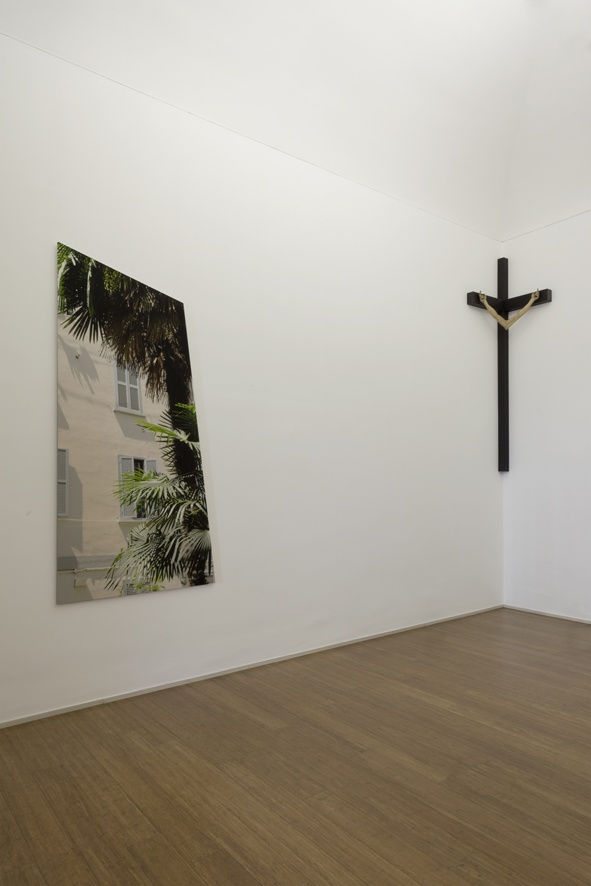 Mauro Vignando: All that's missing is you - ABC-ARTE Contemporary art Gallery Fotografia, 2015, 250 x 80 cm, stampa di foto su supporto di alluminio Untitled, 2015, 231 x 55 x 55 cm - 91 x 21 5/8 x 21 5/8 in, legno - tecnica mista