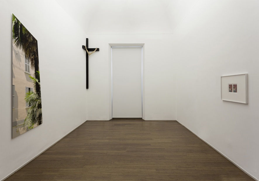 Mauro Vignando: All that's missing is you - ABC-ARTE Contemporary art Gallery - 2015 Fotografia, 2015, 250 x 80 cm, stampa di foto su pannelo di alluminio Untitled, 2015, 231 x 55 x 55 cm - 91 x 21 5/8 x 21 5/8 in, wood - tecnica mista Untitled, 2015, 51 x 71 cm, cartolina con cornice