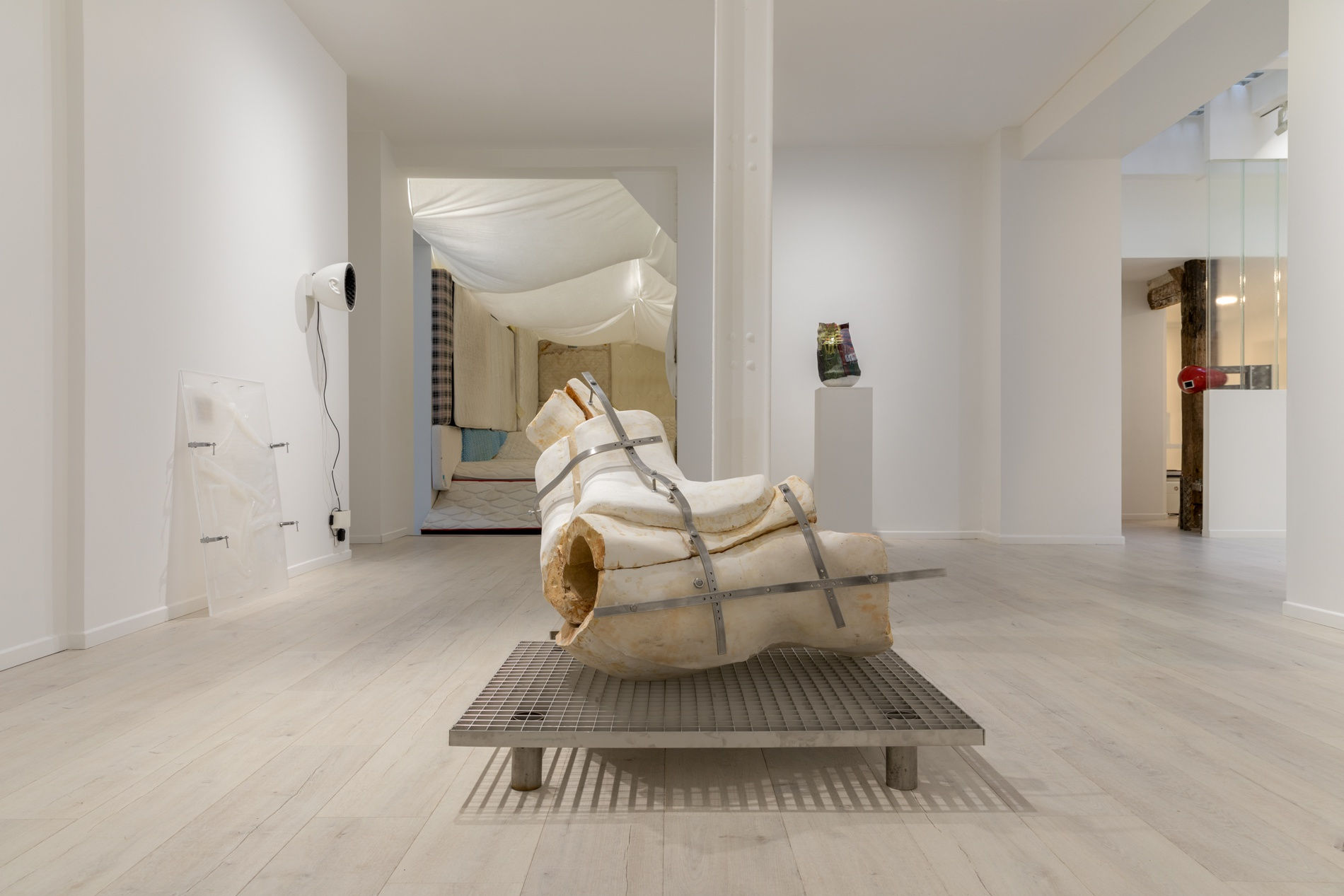 Installation view, 'malléable, aléatoire', Andréhn-Schiptjenko, Paris, France, 2023