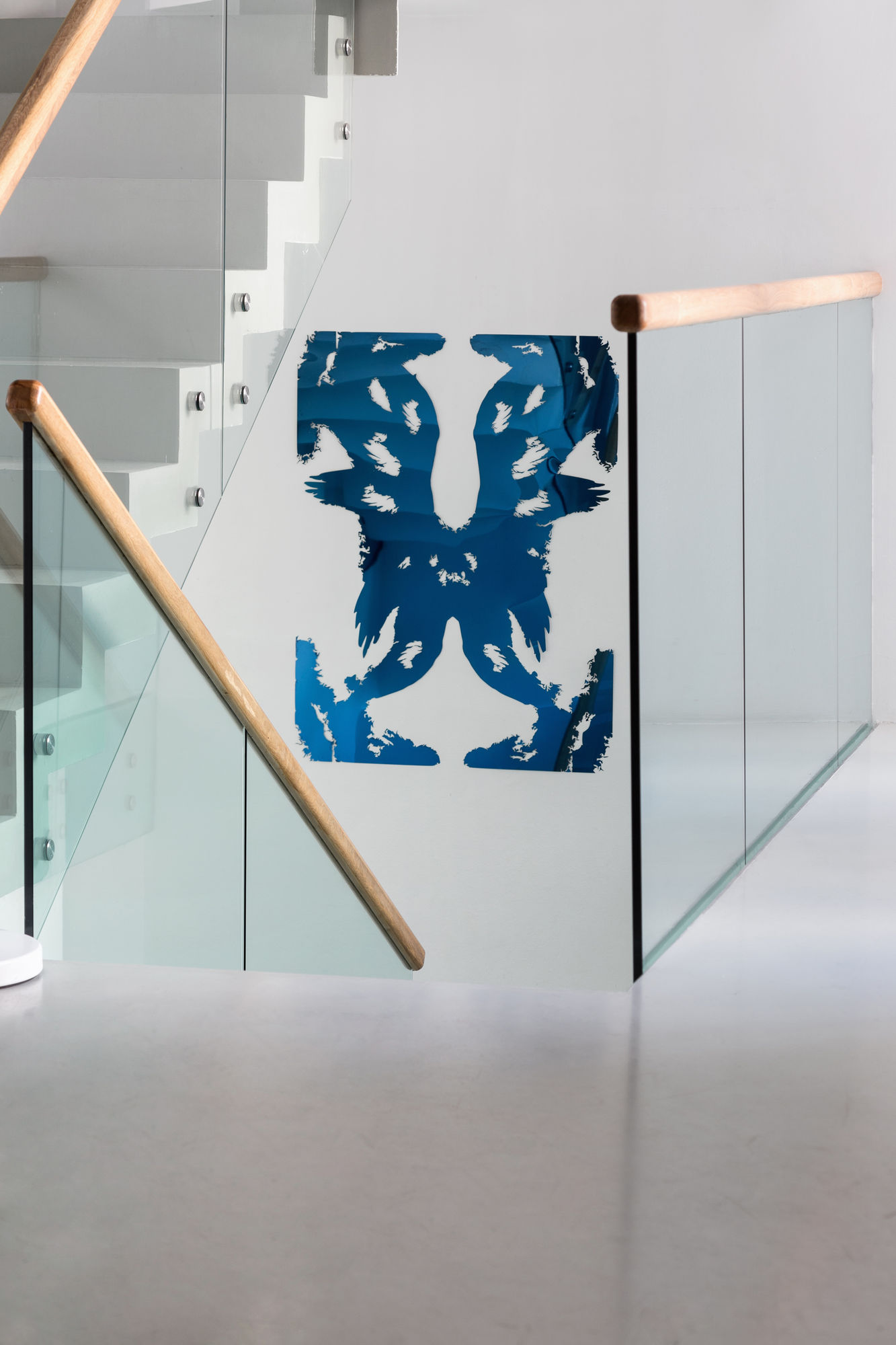 Мотылёк и летучая мышь летят на свет