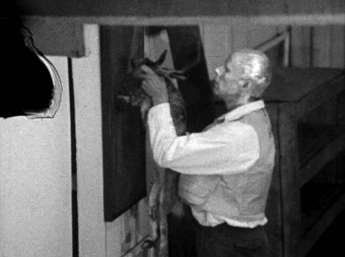 5 - Joseph Beuys, Wie man dem toten Hasen die Bilder erklärt (Como explicar imagens para uma lebre morta), 26 de novembro, 1965. Imagem de v&iacute;deo. &copy; Cole&ccedil;&atilde;o Joseph Beuys / VG Bild-Kunst, Bonn 2023.