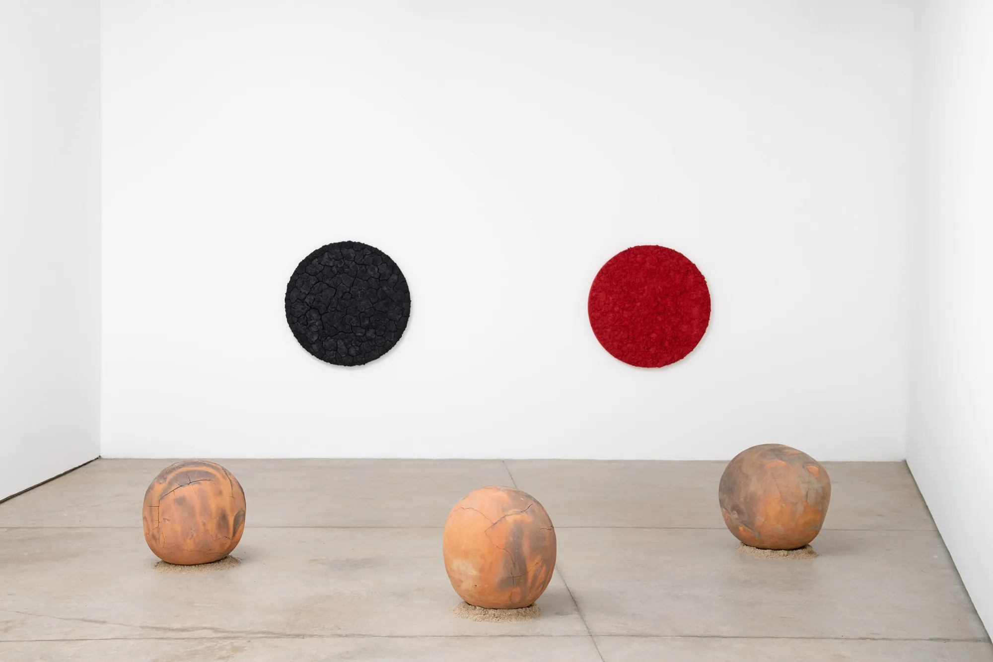 Curved Surfaces, Luciana Brito Galeria, São Paulo, Brasil, 2022