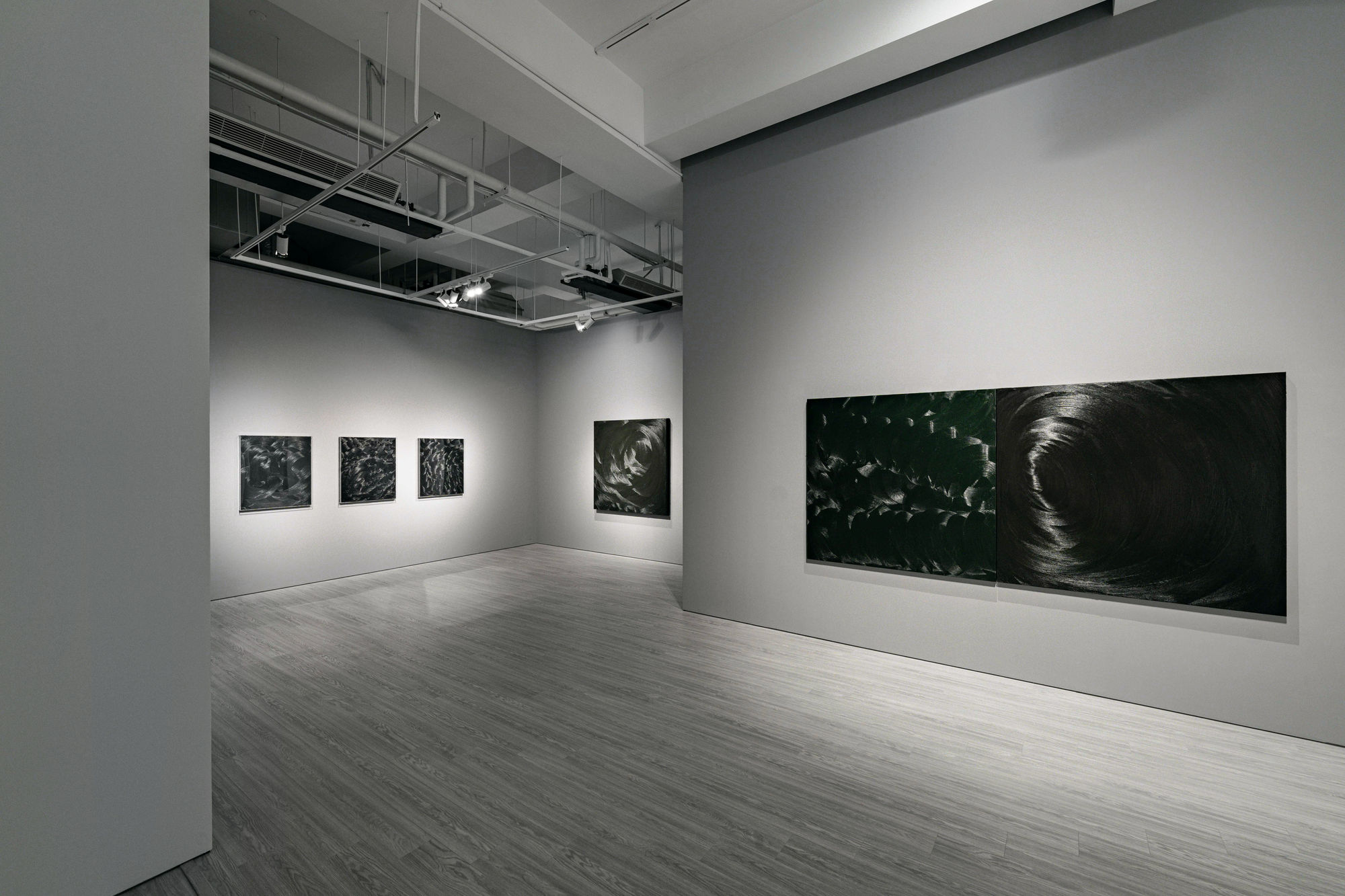 「自轉和公轉」大卷伸嗣