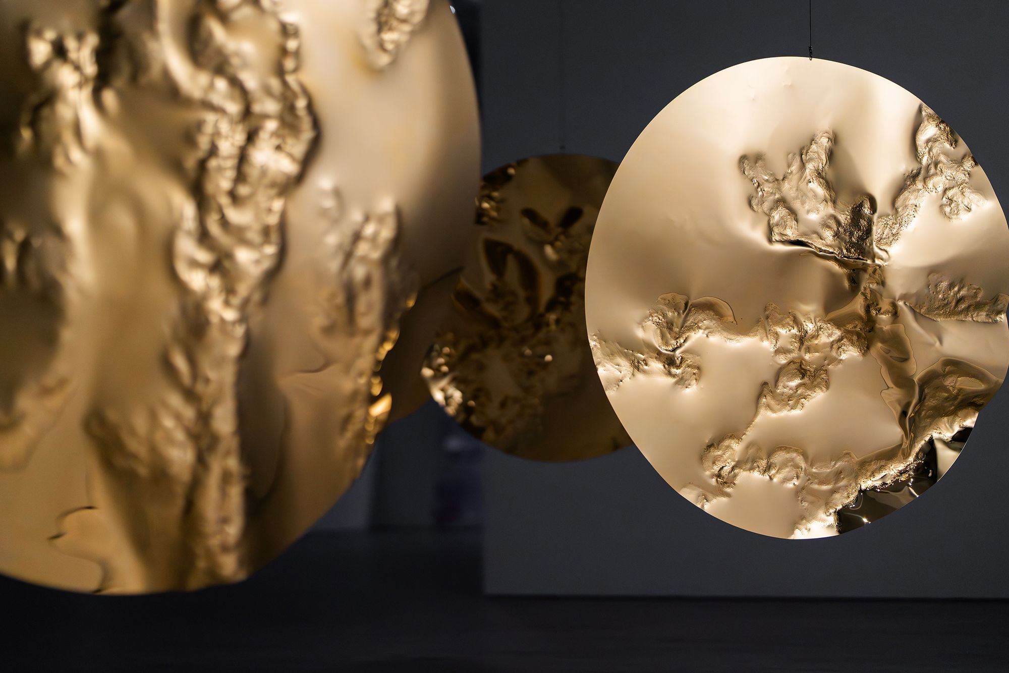 「自轉和公轉」大卷伸嗣