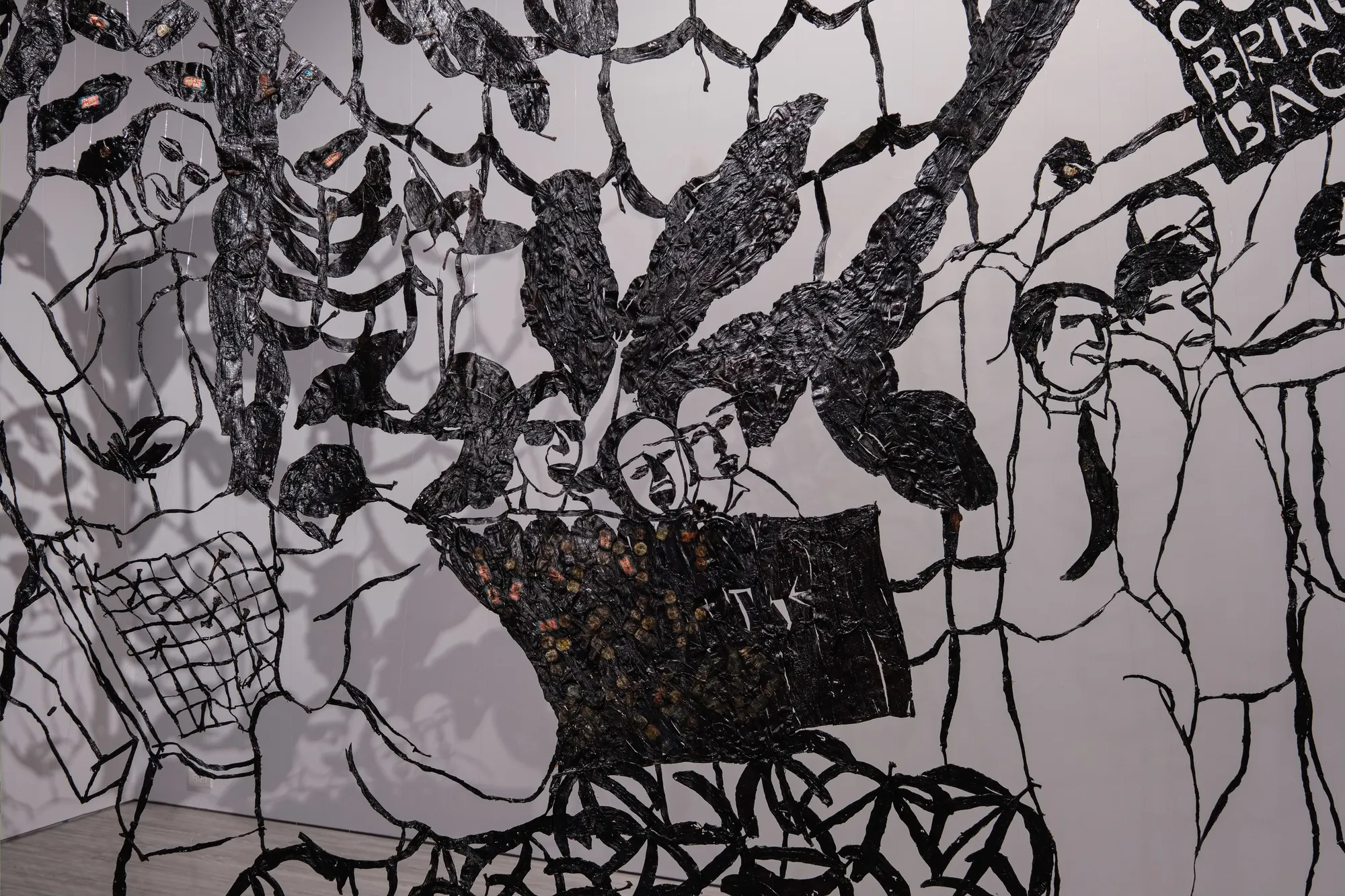 「⿊ · ⾦ · ⽩ 」羅懿君個展