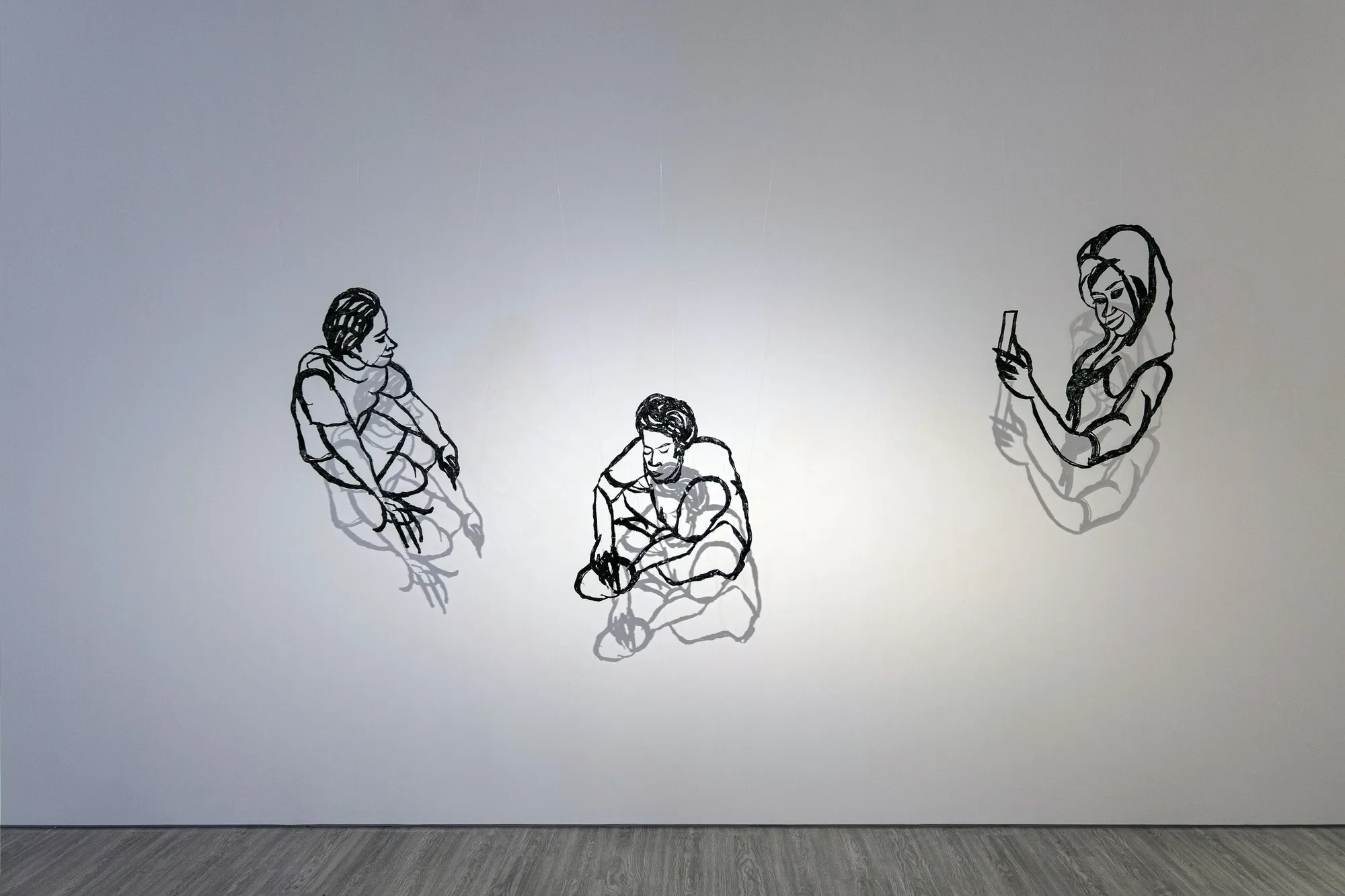 「⿊ · ⾦ · ⽩ 」羅懿君個展