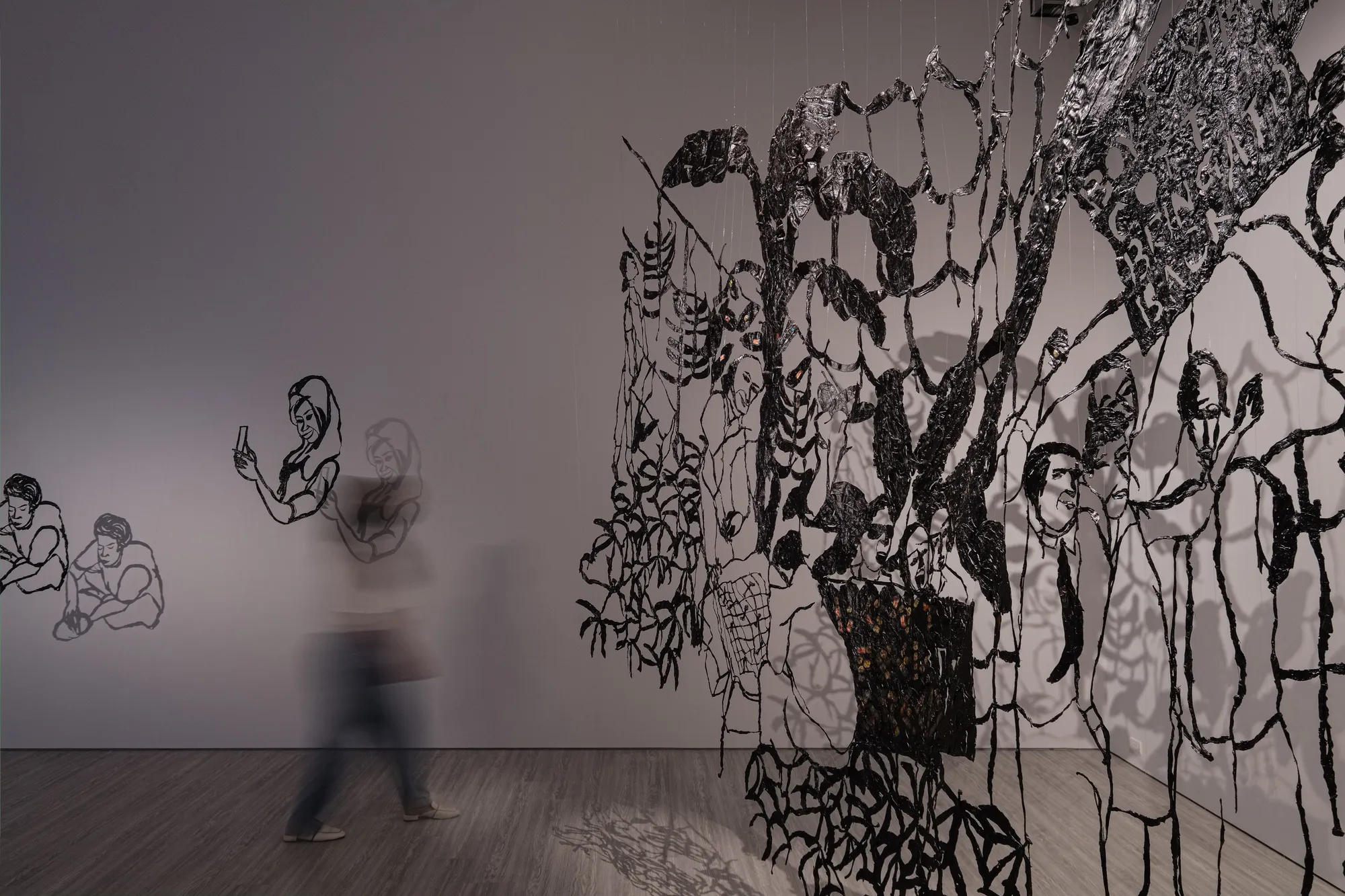 「⿊ · ⾦ · ⽩ 」羅懿君個展