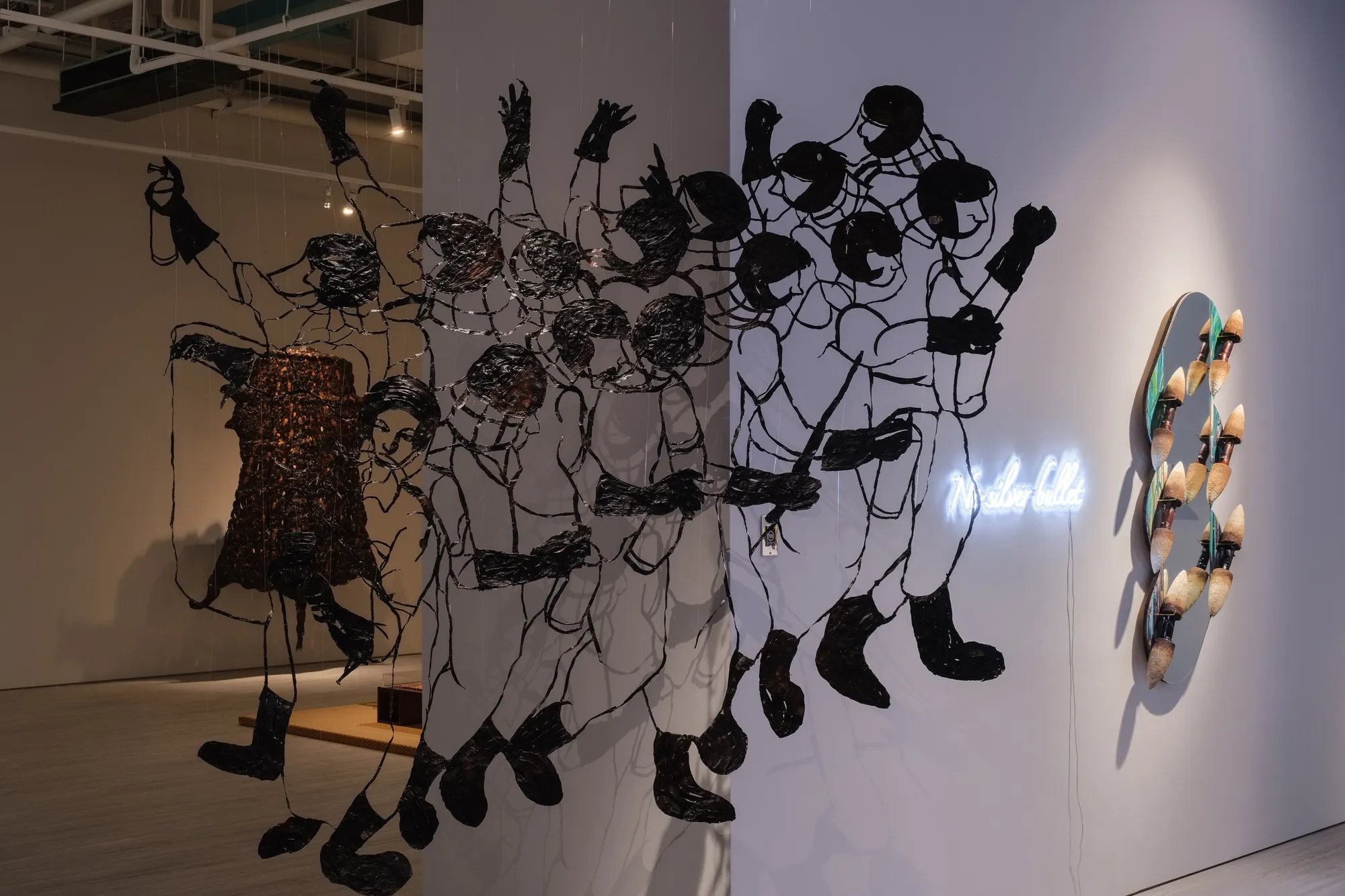 「⿊ · ⾦ · ⽩ 」羅懿君個展